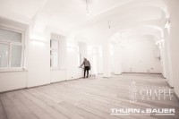 Deski z&nbsp;serii Chapel Minster w&nbsp;kolorze Bleached White. Fot  Thurn&Bauer Immobiliengruppe