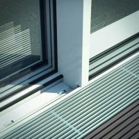 Płaski próg i innowacyjne prowadnice w systemie Schüco ASS 77 PD – widok od zewnątrz, Schüco.
