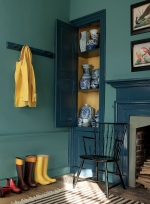 Wieszak, szafę wnękową i kominek zdobi odcień CW-575 everard blue, emalia Advance 794 marki Benjamin Moore