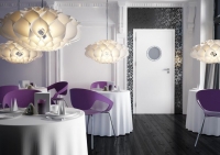 Drzwi przeciwpożarowe EI 60 PLUS z&nbsp;bulajem firmy POL-SKONE we wnętrzu restauracji firmy POL-SKONE