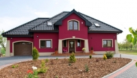Dom jednorodzinny w klasycznym stylu z oknami w systemie Schüco Corona CT 70 Cava w kolorze ciemnego drewna orzechowego, EMPOL, Schüco
