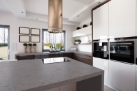 Blaty z&nbsp;konglomeratu Noble Concrete Grey w&nbsp;kolorze betonu architektonicznego Fot.: Technistone