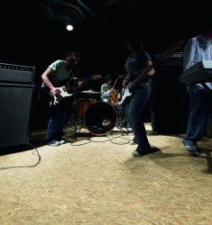 Panele laminowane Rock’n’Go to propozycja skomponowana z&nbsp;myślą o&nbsp;wnętrzach z&nbsp;mocnym, wyrazistym charakterem. Niemiecka precyzja wykonania, olbrzymia wytrzymałość i&nbsp;nowoczesny system szybkiego i&nbsp;nieskomplikowanego montażu czynią z&nbsp;niej produkt jedyny w&nbsp;swoim rodzaju. Fot. Wineo